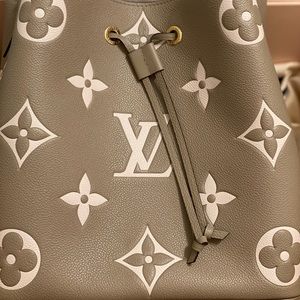 BNIB Sold Out Louis Vuitton Neonoe MM Dove/Cream—Gorgeous!
